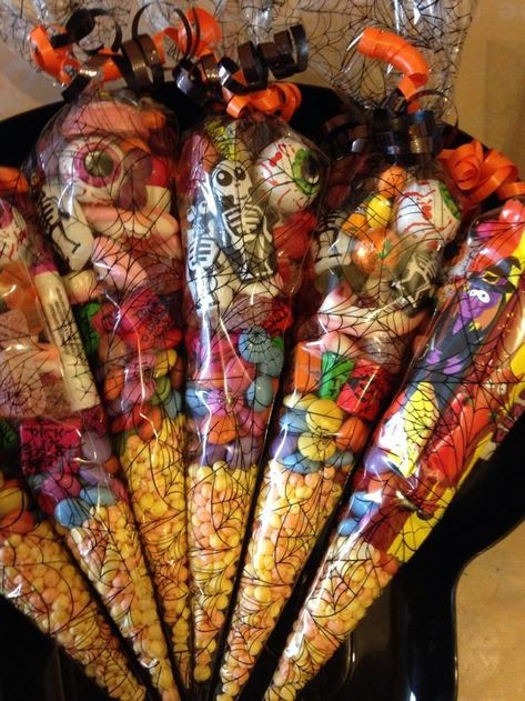 Halloween Sweet Cones Ideas, Halloween Cones Treats, Halloween Sweet Cones, Halloween Sweet Bags, Halloween Party Ideas Food, Halloween Decorations For Party, Party Ideas Food, Scary Halloween Food, Sweetie Cones