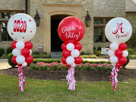 College Balloon Decor, Red White Graduation Party, College Balloon Arch, Bama Bound Graduation Party, Red And White Graduation Party Ideas, Graduation Photo Displays, Creative Graduation Party Ideas, Grad Party Theme, Graduation Party Table