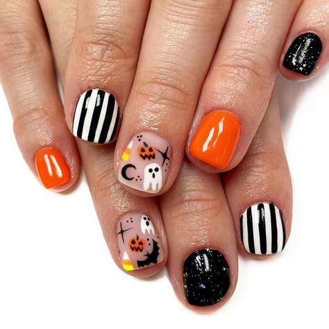 PRICES MAY VARY. 【Halloween Press on Nails】：SHANRUN all fake nails, press on nails, nail kits are made of environ-mentally friendly acrylic resin material, which is non-toxic, tasteless and environmentally friendly, won’t hurt your hands.Get salon-like nails in 5 mins! 【What You Will Get】:A box contains 24 fake nails, a nail file and 24 jelly glues,an orange wood stick, a set of cleaning cotton,the fake nails are divided into 12 different sizes.The soft elastic and seamless cuticle line conforms Halloween Nails Not Acrylic, Cute Nails For Halloween Short, Halloween Gel Nails Designs, Ghost Nails, Bat Nails, Nail Art Halloween, Spooky Nails, Natural Manicure, Halloween Press On Nails