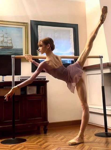 Ballerina Flexibility, Ballerina Body, Rhythmic Gymnastics Training, Ballet Body, Dance Motivation, Dancers Body, Ballet Stuff, Dancer Lifestyle, Ballerina Outfit