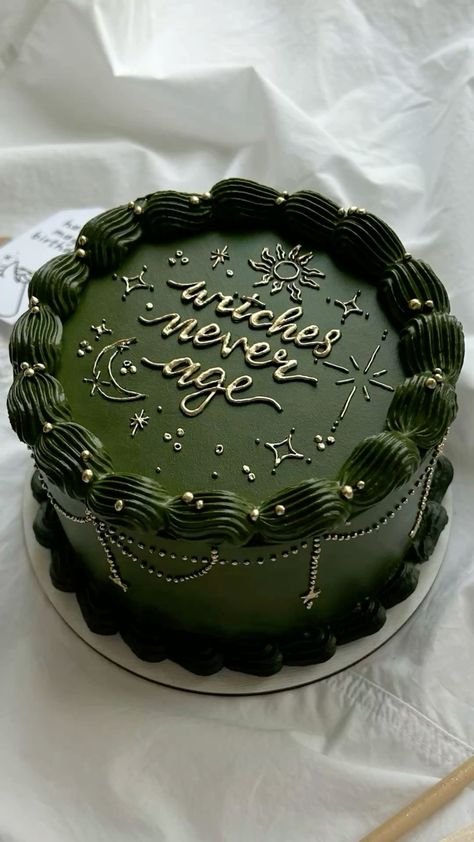 :: Dark Green Cakes Birthday, Mystical Cake Ideas, Witches Cake Ideas, Fantasy Themed Cake, Dark Birthday Cake Aesthetic, Howls Moving Castle Birthday Cake, Make Up Cake Designs, Witches Never Age Cake, Fantasy Cakes Birthday