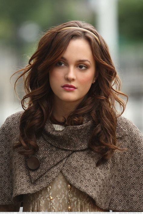 Brown Hair With Red Tint, Brown Hair With Red, Gossip Girl Hairstyles, Estilo Gossip Girl, Gossip Girl Outfits, Chocolate Brown Hair, Red Brown Hair, Gossip Girl Fashion, Leighton Meester