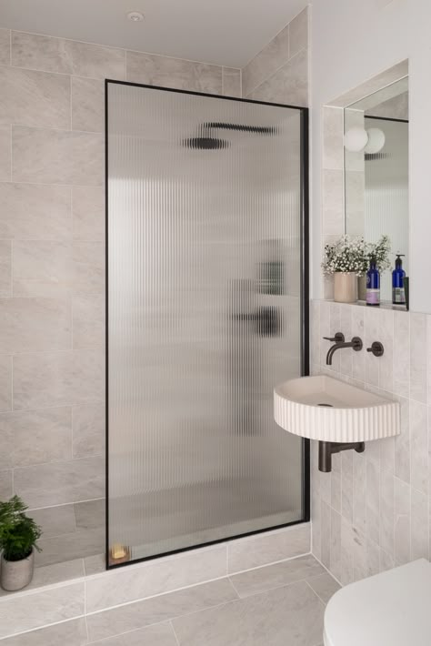 Small bathroom with semi-circular fluted-concrete sink and fluted-glass shower partition. Clever Design In A Small London Apartment - The Nordroom Bathroom Sink Design, Small Bathroom Renovation, Glass Interior, Fluted Glass, Shower Niche, Glass Partition, London Apartment, Unique Bathroom, Basement Bathroom