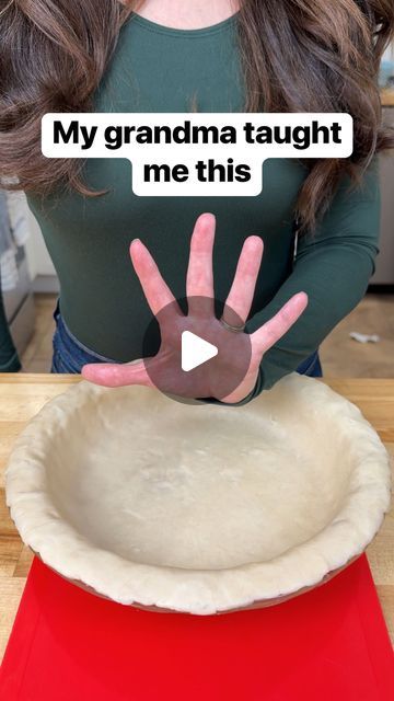 Liz Richards | Daily Original Vids on Instagram: "How to make perfect pie crust edges using your fingers #pie #baking #homemade #grandma #Thanksgiving #Christmas" Pie Crust Hacks Tips, How To Make Pie Crust, Thanksgiving Pie Crust Designs, Christmas Pie Ideas, Recipes With Pie Crust, Cute Thanksgiving Treats, Pie Hacks, Pie Crust Ideas, Creative Pie Crust