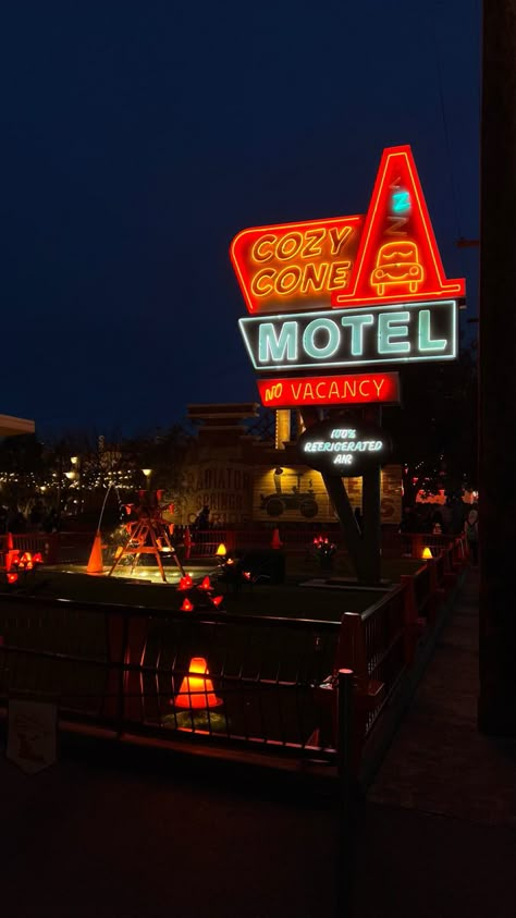 Cozy Cone Motel Wallpaper, Disneyland Wallpaper, Cozy Cone Motel, Disney Cars Wallpaper, Neon Wallpapers, Disneyland California Adventure, Radiator Springs, California Adventure Park, Cars Wallpaper