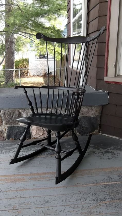 windsor rocking chair #windsorchair #rockingchair #barnettchairs Windsor Rocking Chair, Old Southern Homes, Primitive Dining Rooms, Windsor Arm Chair, Windsor Chairs, Windsor Chair, Primitive Antiques, Popular Woodworking, Rocking Chairs