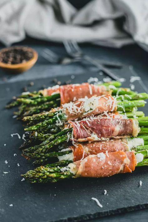 Prosciutto-Wrapped Asparagus | Foodtalk Asparagus And Goat Cheese, Prosciutto Appetizer, Keto Side Dish, Parmesan Roasted Broccoli, Prosciutto Asparagus, Asparagus Wraps, Asparagus Recipes Baked, Wrapped Asparagus, Easter Side Dishes