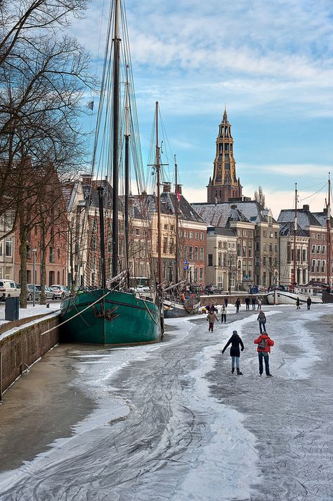 Groningen is een groot onderdeel van het decor waarin het verhaal zich afspeelt. Netherlands Travel, Voyage Europe, Oh The Places Youll Go, Places Around The World, Travel Around, The Snow, Wonders Of The World, The Netherlands, Skating