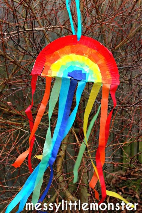 Paper Plate Craft: Rainbow Sun Catcher/ Kite :: rainbow craft Rainbow Baking, March Art, Spring Crafts Preschool, Rainbow Activities, March Crafts, Drops Baby, Kids Crochet Pattern, Suncatcher Craft, Rainbow Paper