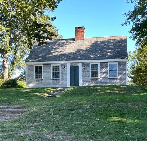 cape cod house – Buildings of New England Cape Remodel, Cape Cod Style Homes, Massachusetts Homes, Cedar Cottage, Cottage Shed, Cape Cod Exterior, Cape Style Homes, Saltbox House, Brindleton Bay