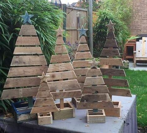 Christmas Pallet Projects, Christmas Tree Alternative, Christmas Tree Farmhouse, Christmas Tree Aesthetic, Christmas Pallet, Christmas Tree Blue, Rustic Napkin Rings, Christmas Tree Gold, Outdoor Pallet Projects