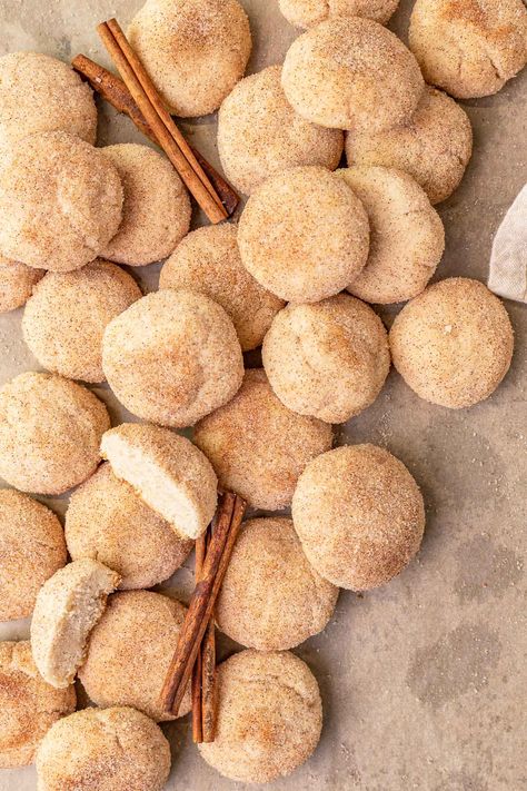 Easy Mexican Cinnamon Cookies are a melt in your mouth buttery cinnamon flavored sugar cookies recipe with a crunchy cinnamon-sugar coating. Cinnamon Mexican Wedding Cookies, Tingalings Recipe, Mexican Cinnamon Sugar Cookies, Mexican Cinnamon Cookies, Sweet Snacks Recipes Easy, Concha Cookies, Mexican Sugar Cookies, Dessert Empanadas, Flavored Sugar Cookies