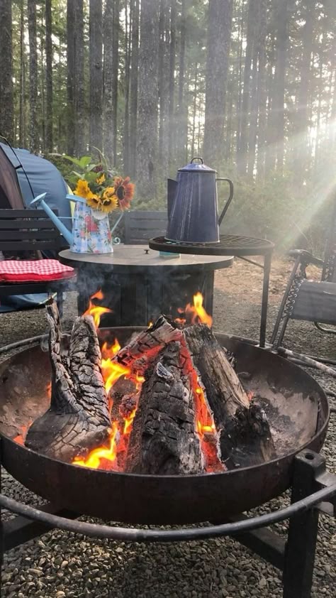 Cool Camping Gadgets, Camping Vibes, Camping Gadgets, Camping Aesthetic, Adventure Aesthetic, Camping Supplies, Camping Essentials, Summer Feeling, Camping Life