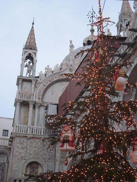 Christmas in Venice Italy Christmas In Venice, Night In Italy, Italian Christmas Traditions, Glass Exhibition, Venice Attractions, Filippo Brunelleschi, Christmas In Italy, Italian Living, Christmas Markets Europe