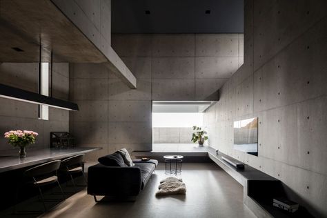 Full Concrete Japan Tranquil House-living room Concrete Minimalist House, Tranquil House, Concrete Minimalist, Minimalist Houses, Brutalist Interior, Concrete Interiors, Concrete Houses, Minimalistic Art, Three Bedroom House