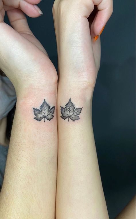 tattoo tatuagem canada aesthetic folha maple leaf toronto Niagara Falls Tattoo Ideas, Vermont Inspired Tattoos, Matching Fall Tattoos, Canadian Leaf Tattoo, Canada Maple Leaf Tattoo, Canada Tatoos Ideas, Maine Inspired Tattoo, Canadian Tattoo For Women, Vermont Tattoo Ideas