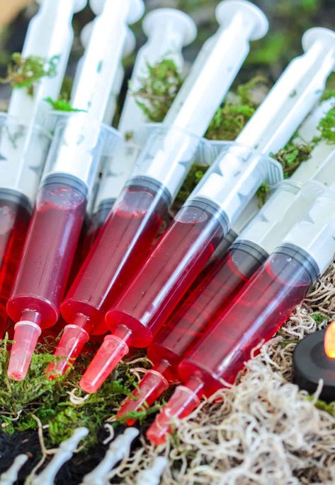 Boozy cherry Jello shot syringes for your next Halloween party! Halloween Party Food Table, Jello Shot Syringes, Bday Party Food, Cherry Jello Shots, Dinner Party Fall, Adult Halloween Party Ideas, Halloween Party Punch, Party Food Ideas Appetizers, Halloween Jello Shots