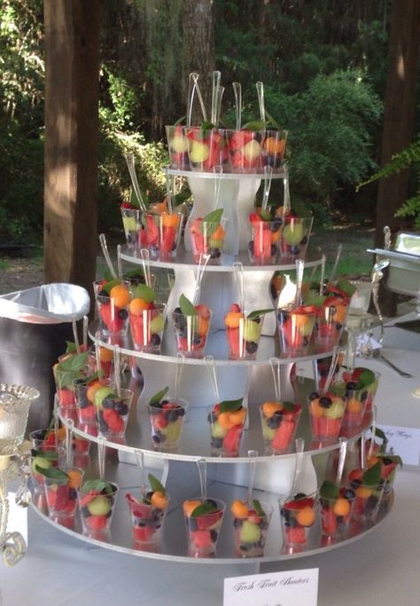 Fruit Cup Display Ideas, Wedding Fruit Cups, Christmas Rules, Individual Appetizers, Deserts Cupcakes, Fruit Buffet, Winter Baby Shower Themes, Harlem Nights, Fruit Display