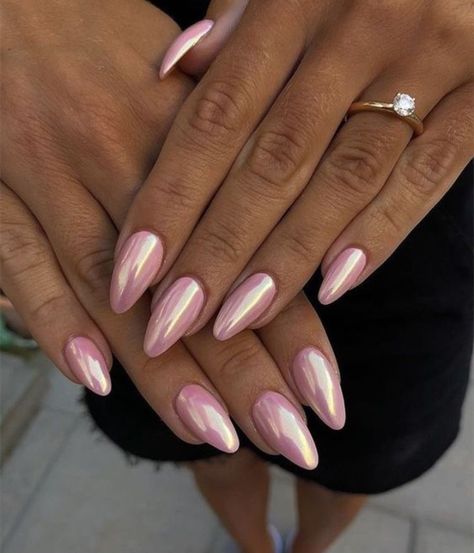 Le unghie perlate sono tornate di moda Pink Chrome Nails, Nagel Tips, Shiny Nails, Pearl Nails, Minimalist Nails, Dream Nails, Fire Nails, Classy Nails, Funky Nails