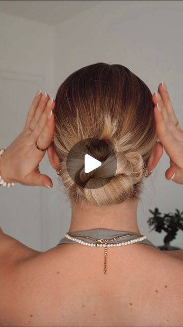 valli on Instagram: "sleek bun inspo 🤍  Ich finde, das ist eines der einfachsten Techniken, einen schönen Dutt zu machen <3  #sleekbun #bun #hairtutorial #hairfashion" Low Neat Bun, How To Do Sleek Bun, Easy Cute Bun Hairstyles, Cute Buns Hairstyles, Hair Ideas Bun, Easy Hair Styles Tutorials, Cute Bun Hairstyles For Long Hair, How To Do A Low Bun, Cute Bun Tutorial