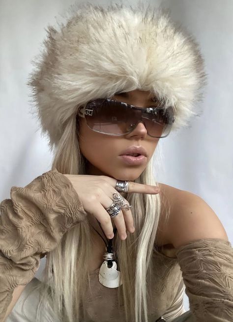 Fur Hat Outfit, Russian Aesthetic, Y2k Hat, Hat Y2k, Winter Fur Hat, Russian Hat, Cold Girl, Hat Aesthetic, Faux Fur Hat