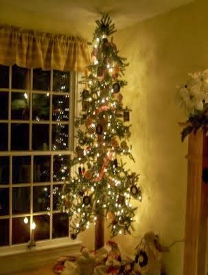 DIY Why Spend More: Make your own skinny Christmas tree Primative Christmas Tree, Primitive Christmas Trees, Alpine Christmas Tree, Alpine Christmas, Rocking Around The Christmas Tree, Primitive Christmas Tree, Primitive Country Christmas, Slim Christmas Tree, Farmhouse Christmas Tree