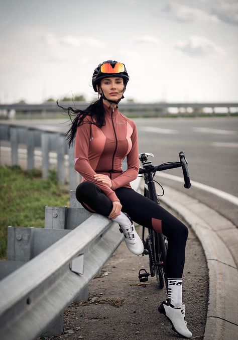 Outdoor Cycling Aesthetic, Girl Cycling Aesthetic, Cycling Photography Women, Bicycle Outfits For Women, Cycling Outfit Women, Woman Cycling Outfit, Mountain Biking Outfit, Bike Woman, Road Bike Girl