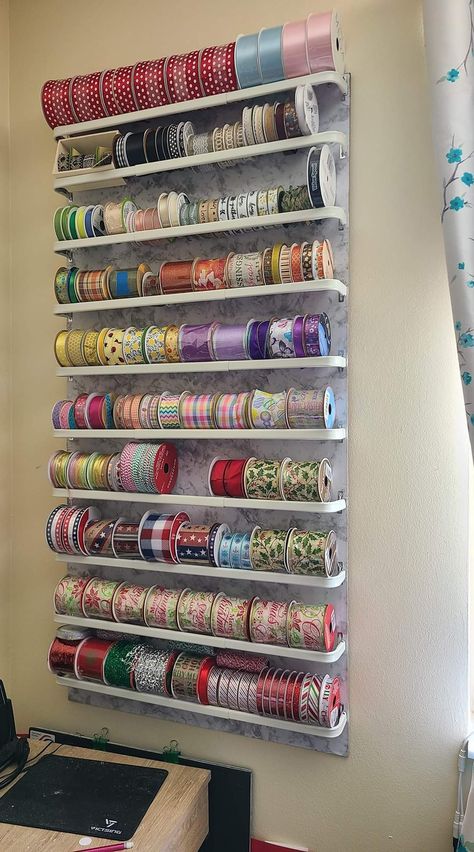 She Shed Storage Ideas, Ribbon Hacks, Craft Ribbon Storage, Ribbon Organizer, Office Craft Room Combo, Craft Room Organization Diy, Ribbon Holders, Ribbon Organization, Crafting Corner