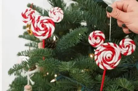 Disney Christmas Diy, Lollipop Ornaments, Disney Ornaments Diy, Disney Christmas Crafts, Mickey Mouse Christmas Tree, Disney Diy Crafts, Disney Christmas Decorations, Disney Christmas Tree, Disney Christmas Ornaments