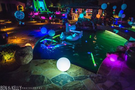 Pool party idea/ after the party👙🎉 Glow Sticks In Pool, Neon Pool Parties, Pool Party Adults, Night Pool Party, Glow In Dark Party, Glow Stick Party, Neon Birthday Party, Glow Birthday Party, Pool Party Themes