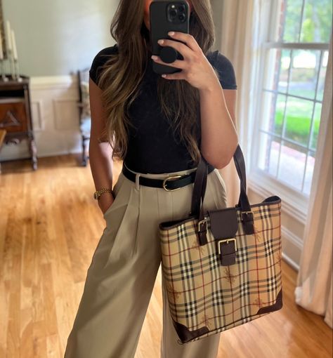 Capsule wardobe outfit inspo . fall style 2023 Classic trouser pant outfit . Office style . Tan trouser pant outfit . Vintage Burberry bag . Classic style . Timeless style Trouser Pant Outfit, Burberry Bag Outfit, Trouser Pants Outfits, Outfit Office, Outfit 2023, Tan Trousers, Bag Outfit, Outfit Vintage, Classic Trousers