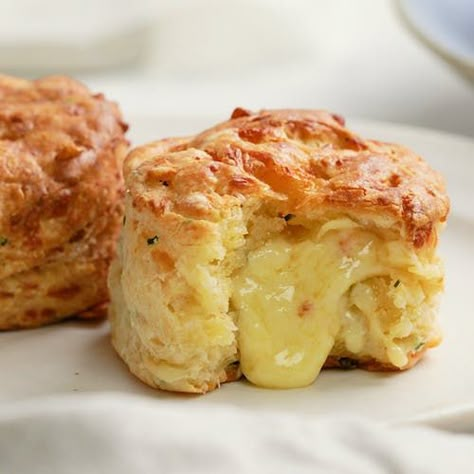 Savoury Scones Recipe, Self Raising Flour Recipe, Cheese Scones Recipe, Cheesy Scones, Paul Hollywood Recipes, Savoury Scones, Cooking Tips And Tricks, Cheesy Biscuit, Scones Recipe Easy