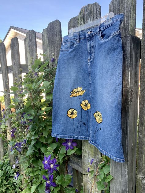 Jean Painting, Painted Shorts, Flower Jeans, Lehenga Red, Womens Denim Skirts, Hand Painted Dress, Denim Art, Vintage Mom Jeans, Vintage Mom