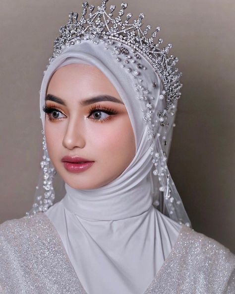 Melayu Wedding, Wedding Dress Hijab, Muslim Wedding Photos, Beautiful Wedding Makeup, American Movie, Wedding Makeup Bride, Muslimah Wedding Dress, Muslimah Wedding, Wedding Dress Types