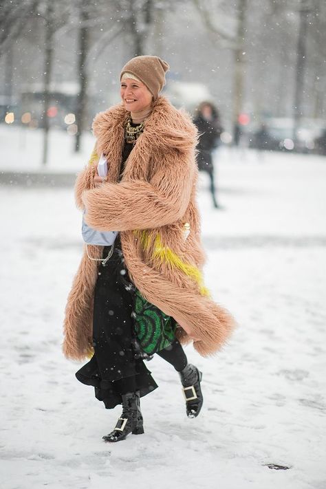 Shaggy Coat Outfit, Winter Nyc Outfits Cold Weather, Cold Night Outfit, New York Outfits Winter Cold Weather, Winter Nyc Outfits, Outfits Cold, Nyc Outfits, New York Outfits, Winter Travel Outfit