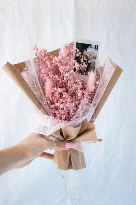 Small Bouquet Of Flowers Gift, Picture Bouquet Crafts Gift Ideas, Korean Birthday Gift Aesthetic, Flowers Bouquet Gift Best Friend, Photo Bouquet Handmade Diy, Korean Gifts Ideas, Polaroid Bouquet, Bts Bouquet, Photo Bouquet Handmade