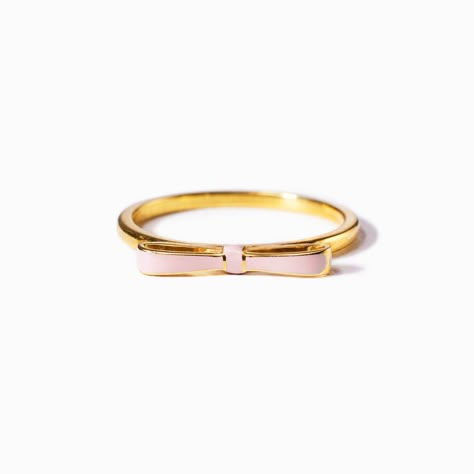 Enhanced with a heart-melting message, this enamel bow ring is the perfect gift for your best friend. It also serves a reminder that your friendship lasts forever. Necklace Aesthetic Gold, Tanishq Jewellery, Daughter Best Friend, Fantasy Earrings, Necklace Aesthetic, Aesthetic Gold, Men Bracelets, Mode Zara, Snake Jewelry