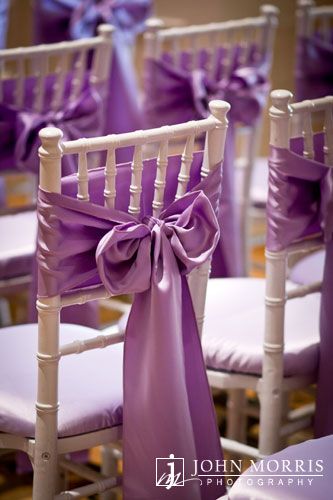 Maybe this wedding chair lavender color bows. For the guest to sit on. Purple Wedding Chairs, Wedding Reception Purple, Lavender Wedding Centerpieces, Ideas For Wedding Reception, Gypsophila Wedding, Reception Layout, Purple Wedding Theme, Chair Covers Wedding, Backdrop Wedding