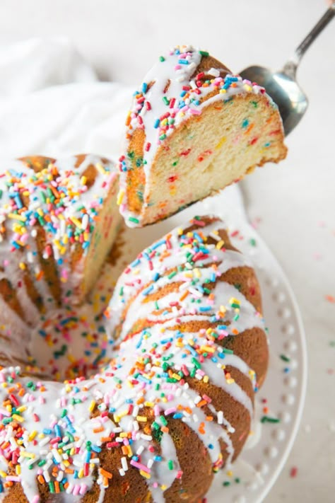 Funfetti Bundt Cake Recipe from RecipeGirl.com #funfetti #bundt #cake #recipe #recipegirl Funfetti Bundt Cake, Confetti Cake Recipes, Bunt Cake Recipe, Nothing Bundt, Nothing Bundt Cakes, Fav Food, Confetti Cake, Funfetti Cake, Bundt Cakes Recipes