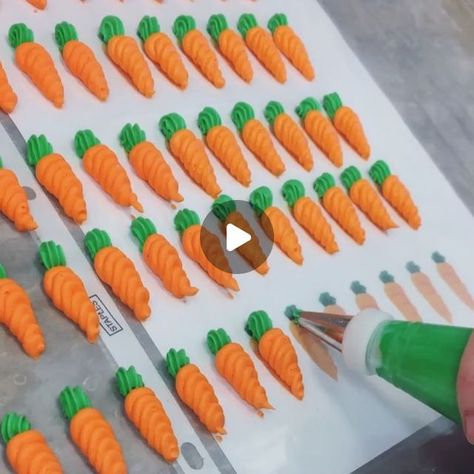 Carrot Cupcakes Decoration Ideas, Frosting Carrots Decoration, Carrot Cake Icing Decoration, Carrot Frosting Design, Buttercream Carrot Decoration, Carrot Icing Decoration, Square Carrot Cake Decoration, Carrot Birthday Cake For Men, Cake Carrot Decoration