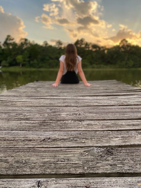 Pond Pictures Photography, Poses At Lake, Photoshoot Near Lake, Lake Poses Picture Ideas By Yourself, Dock Picture Ideas, Senior Pictures By Pond, Dock Ideas Lakeside Pictures, Dock Photoshoot Ideas, Country Sweet 16 Photoshoot