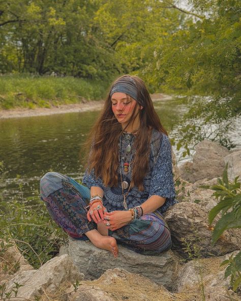 lake days 🌿🌞☮️🌸🍄🌱🦋 • • • • #hippie #hippiestyle #hippiegirl #70sfashion #thriftedfashion #hippiejewelry | Instagram Hippie Girl Aesthetic, Hippie Outfit Inspo, Looks Hippie, Lake Days, Hippie Aesthetic, Estilo Hippy, Bohemian Girls, Hippie Hair, Earthy Outfits