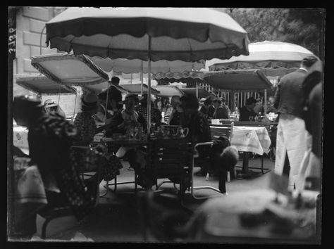 Martin Munkacsi - Outdoor cafe, New York. 1934. Tea Dance, Berlin Nightlife, Famous Clowns, History Of Germany, Weimar Republic, Berlin Hotel, Tea History, German People, Greta Garbo