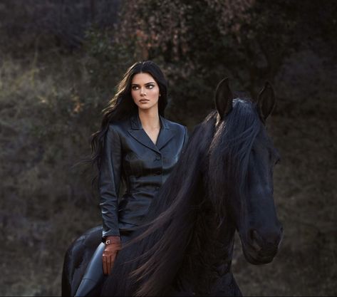 Kkw Fragrance, Horse Photoshoot Ideas, Horse Senior Pictures, Kendall Jenner Face, Cowgirl Photoshoot, Horse Photography Poses, Horse Riding Outfit, Kendall Style, Self Portrait Poses