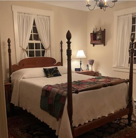 Early American Home Decor, Colonial Bedroom Ideas, Primitive Bedroom Decor, Primitive Bedroom Ideas, Colonial Style Bedroom, Primitive Country Bedrooms, Prim Bedrooms, Early American Decorating, Colonial Bedrooms