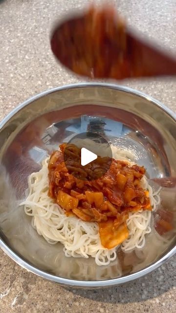 bà nội 👵🏻 | Asian Food Recipes on Instagram: "Kimchi cold noodles >

🎥: @logansfewd 

#kimchi #coldnoodles #asiancooking #recipeoftheday #korearecipes" Kimchi Pasta, Kimchi Noodles, Asian Food Recipes, Pasta Ideas, Ground Beef Pasta, Noodle Recipes Easy, Cold Noodles, Beef Pasta, Soba Noodles