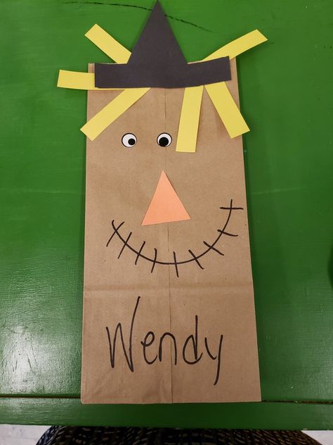 A super simple craft idea for a Halloween treat bag. Supplies: brown paper bag, black, yellow and orange construction paper, sticker eyes, glue stick and black sharpie. Paper Bag Scarecrow, Scarecrow Puppet, Crafting For Kids, Make A Paper Bag, Halloween Treat Bags Diy, Preschool Crafts Fall, Scarecrow Crafts, Paper Bag Crafts, October Crafts