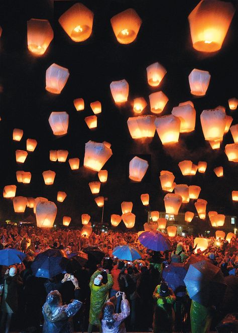 Pingxi Lantern Festival, Pingxi, Taiwan Lanterns Floating, Asian Festival, Chinese Lantern Festival, Good Morning Vietnam, Cultural Travel, Festival Art, Chinese Festival, Sky Lanterns, Prom Decor