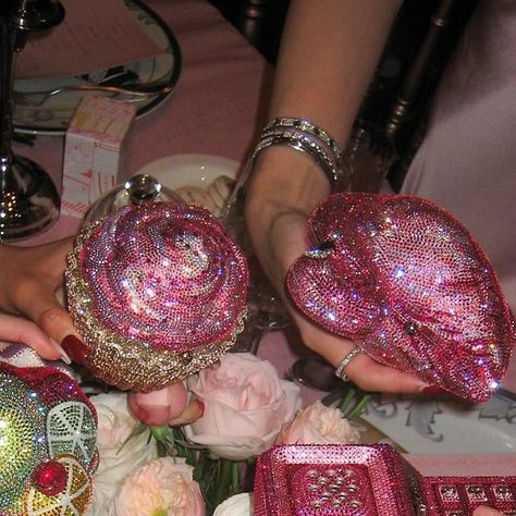 Judith Leiber on Instagram: "Bring a little extra sparkle to the table! 💖 @pamsirins" Clutch Outfit, Judith Leiber Bags, Money Moves, Judith Leiber, Pretty Bags, Dresses Kids Girl, Purse Clutch, The Table, Cute Jewelry