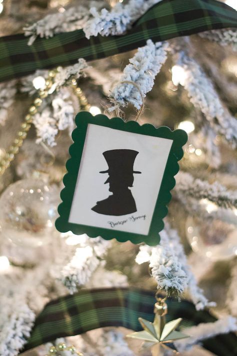 Dickens-themed DIY ornaments. Scrooge silhouette Scrooge Ornaments Diy, Dickens Christmas Tree, Scrooge Christmas Tree, Christmas Carol Themed Tree, Christmas Carol Ornament Diy, Dickens Christmas Carol Party, Charles Dickens Christmas Party, Scrooge Christmas Decorations, Christmas Carol Ornaments